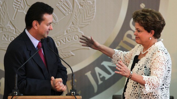 Afago: o prefeito Gilberto Kassab é cumprimentado pela presidente Dilma Rousseff na entrega da Medalha 25 de Janeiro