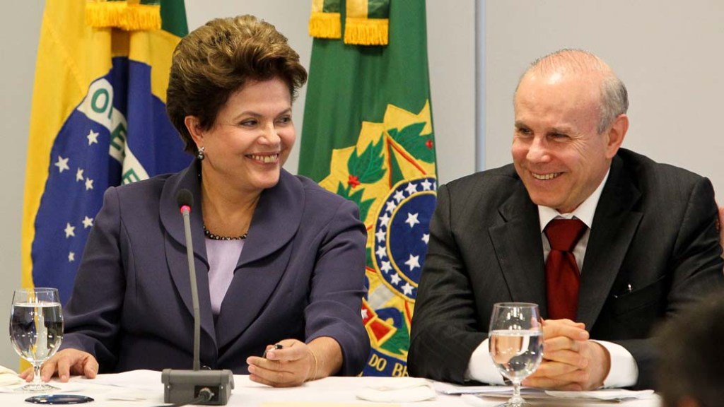 Dilma Rousseff e o ministro da Fazenda, Guido Mantega, durante reunião com membros do Fórum Nacional da Indústria