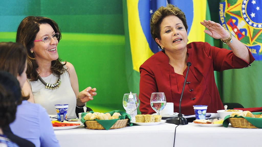 A presidente Dilma Rousseff toma café da manhã com jornalistas do Palácio do Planalto