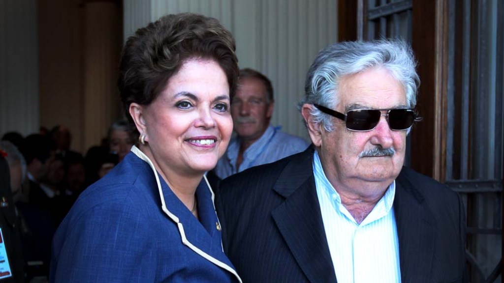Dilma Rousseff sendo recebida pelo Presidente do Uruguai, José Mujica, na chegada ao edifício sede do Mercosul, em Montevidéu