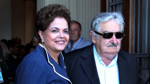Dilma Rousseff sendo recebida pelo Presidente do Uruguai, José Mujica, na chegada ao edifício sede do Mercosul