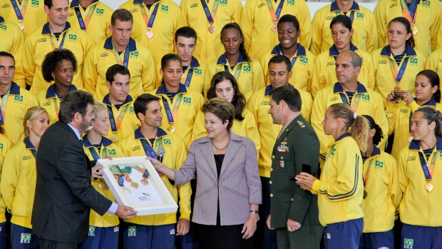dilma-rousseff-medalha-jogos-militares-brasilia-20110729-original.jpeg