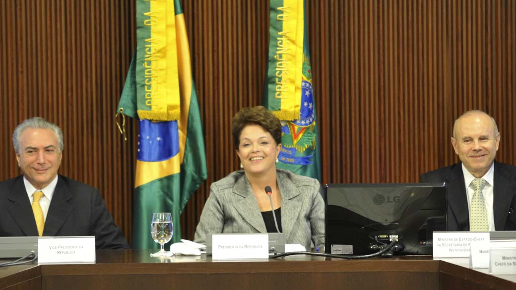 O vice Michel Temer, a presidente Dilma Rousseff, e o ministro da Fazenda, Guido Mantega, durante reunião do Conselho Político