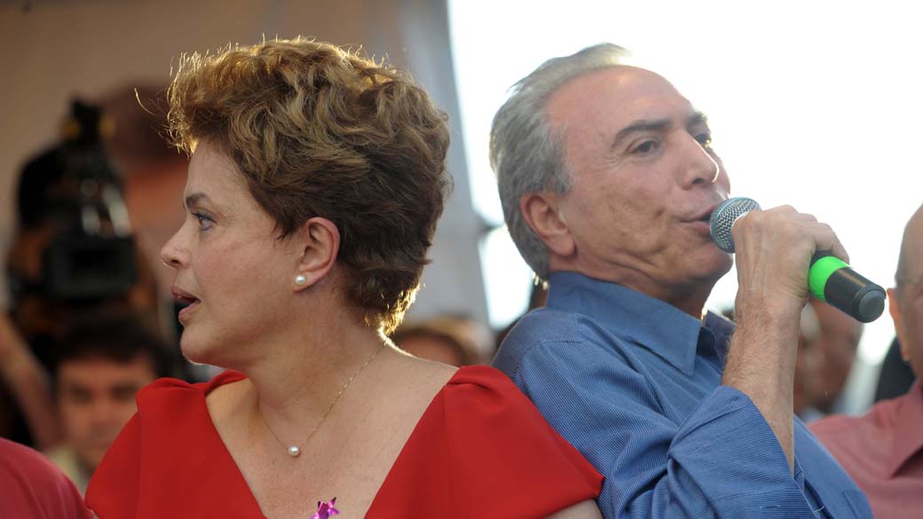 Michel Temer discursa ao lado de Dilma Rousseff no bairro de Alecrim, em Natal (RN)