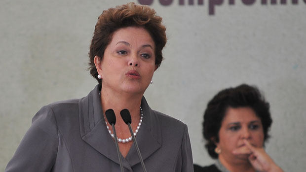 A presidente Dilma Rousseff discursa durante a assinatura de criação do comitê Rio +20