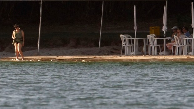 A presidente Dilma Rousseff molha os pés no mar da Bahia, na Base Naval de Aratu