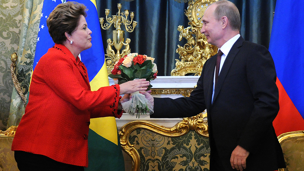 Presidente Dilma Rousseff recebe um buquê de flores do presidente russo, Vladmir Putin, durante visita a Moscou
