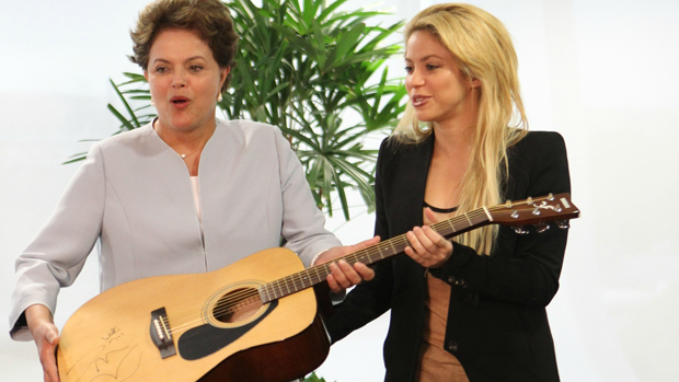 A presidente Dilma Rousseff recebe um violão autografado pela cantora Shakira