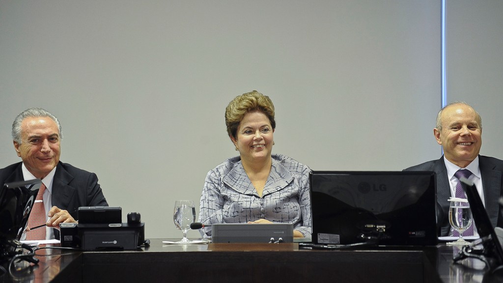 Dilma Rousseff, entre o vice-presidente Michel Temer e o ministro da Fazenda, Guido Mantega, durante reunião com Centrais Sindicais, no Palácio do Planalto
