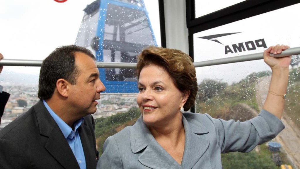 Presidente Dilma Rousseff e o governador do Rio de Janeiro, Sérgio Cabral, durante visita à Estação de Teleférico do Morro do Alemão, Rio de Janeiro