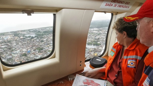 Dilma sobrevoa as áreas atingidas pela chuva no Espírito Santo