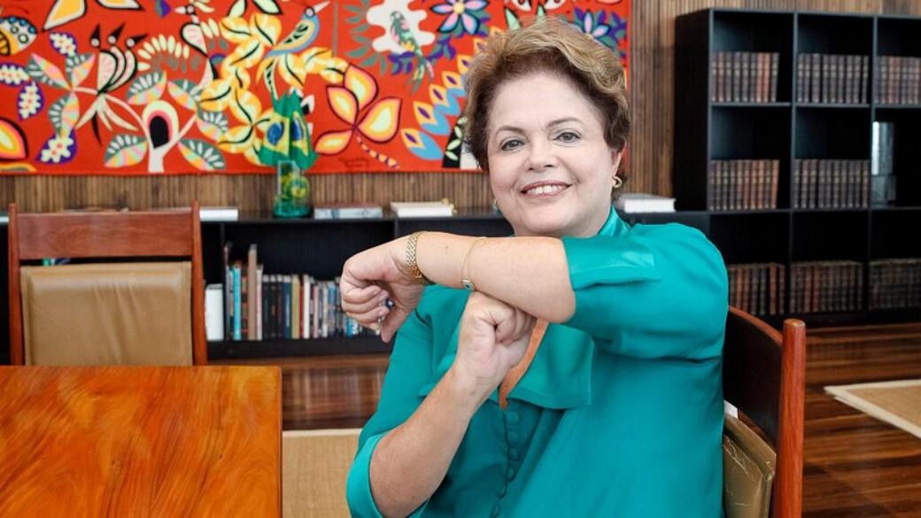 Dilma reproduz gesto famoso de Neymar em homenagem ao atacante