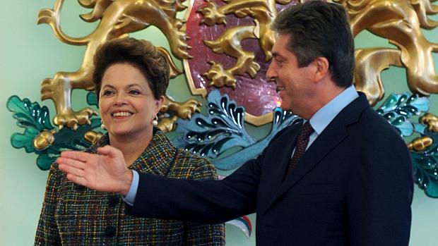 A presidente Dilma Rousseff posa ao lado do presidente da Bulgária, Georgui Parvanov, em visita ao país