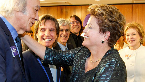 A presidente Dilma Rousseff recebe Erasmo Carlos no Palácio do Planalto