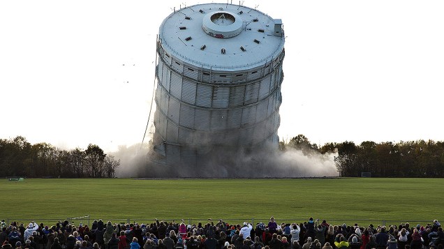 Multidão acompanha a demolição da segunda construção mais alta da Dinamarca, um depósito de gás de 108 metros de altura em Copenhague