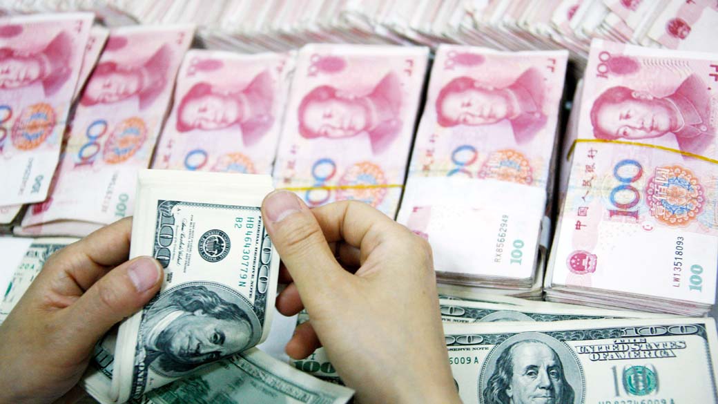 Funcionário conta dinheiro no Banco da China
