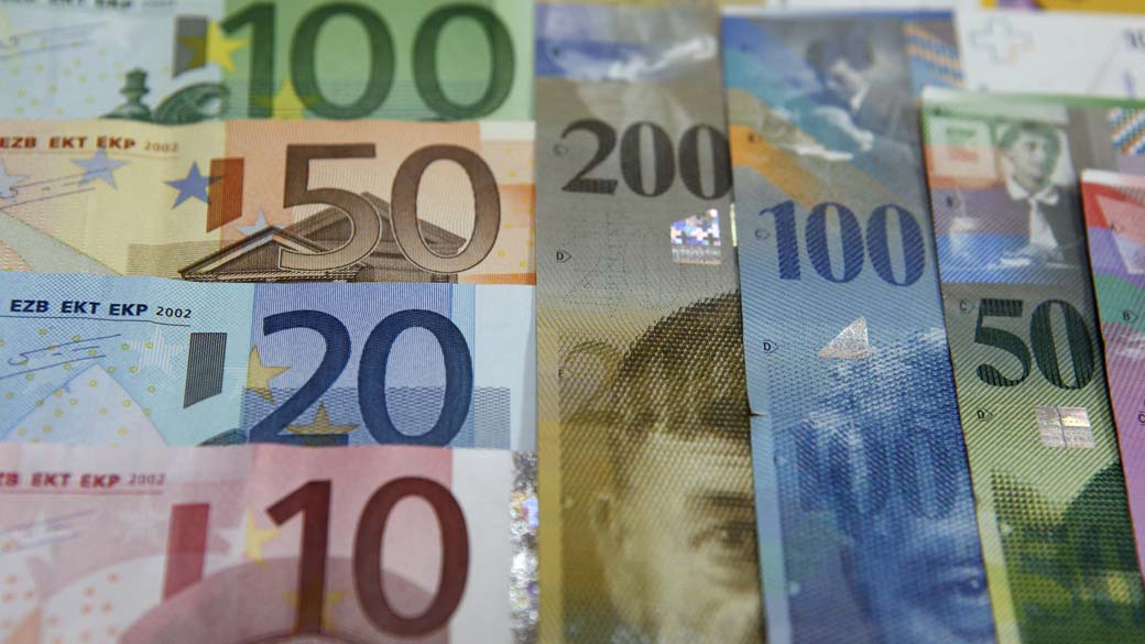 Cédulas de Euro e Franco suíço