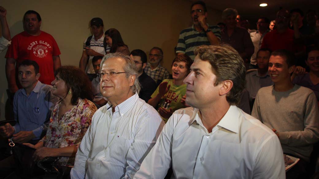 Dirceu com seu filho durante ato contra a decisão do STF, em Curitiba