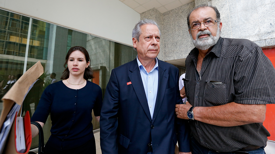 José Dirceu deixa a VEP (Vara de execuções penais) acompanhado de sua advogada e de um militante do PT