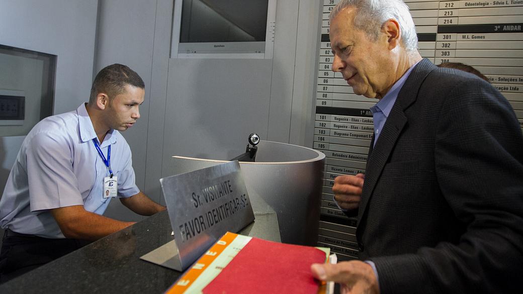 Dirceu chega a prédio onde fica o escritório onde vai trabalhar durante o dia. À noite, volta para cadeia
