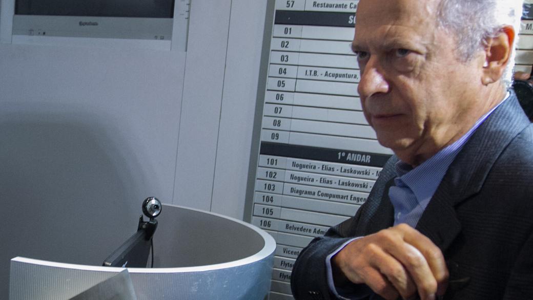 Dirceu, ao chegar a prédio onde fica o escritório em que vai trabalhar