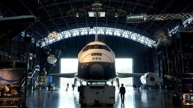 O ônibus espacial Enterprise, que substituira a nave Discovery, é rebocado de hangar no Museu Smithsoniano do Ar e Espaço