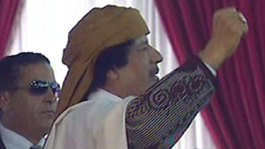 O ditador da Líbia Muamar Kadafi aparece na TV estatal nesta quarta-feira, 2 de março, cercado por simpatizantes