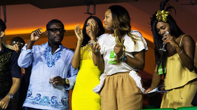 O ditador Teodorin Obiang (camisa azul), de Guiné Equatorial, assiste ao desfile da Beija Flor. no sambódromo da Marquês de Sapucaí, na segunda noite do Grupo Especial do carnaval do Rio
