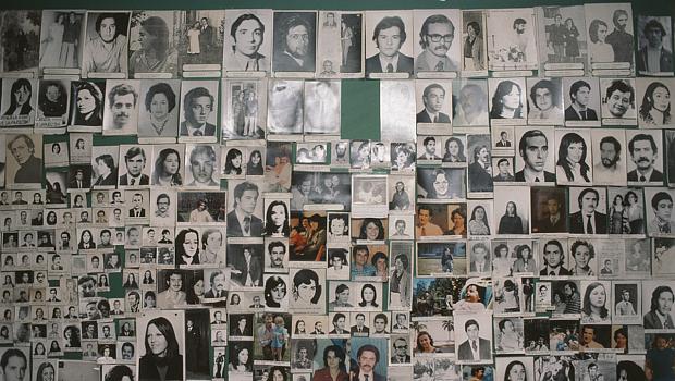 Mural com fotos de desaparecidos durante a ditadura argentina; Cerca de 30 000 pessoas sumiram durante regime