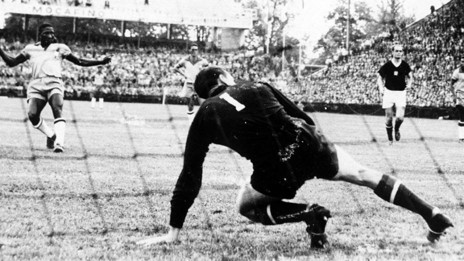 Djalma Santos bate pênalti contra a Hungria, na Copa de 1954