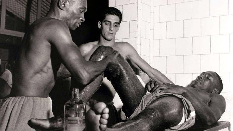 Djalma Santos é atendido pelo lendário massagista Mário Américo, em 1956