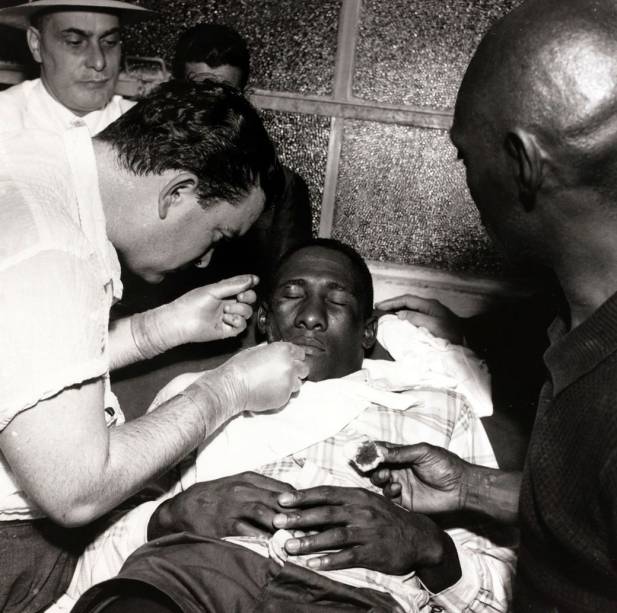 Djalma Santos leva pontos no rosto depois de se ferir numa partida em 1957