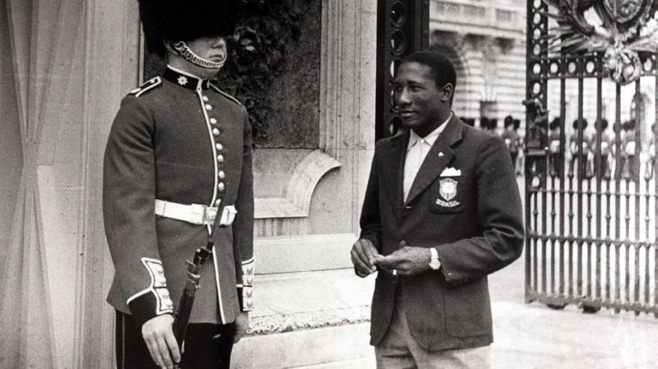 Djalma Santos visita o Palácio de Buckingham, em Londres, em 1966