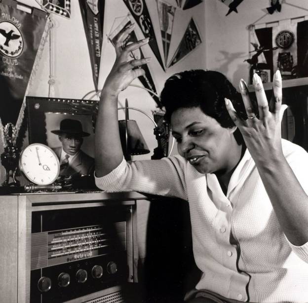 A mãe de Djalma Santos torce pelo filho ouvindo rádio na Copa de 1966