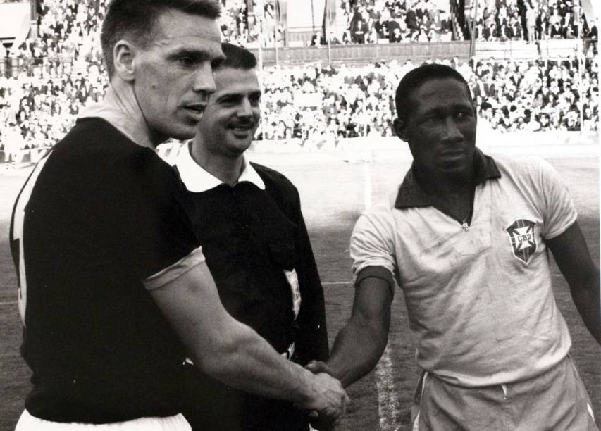 Djalma Santos como capitão da seleção, num amistoso na Suécia, em 1966