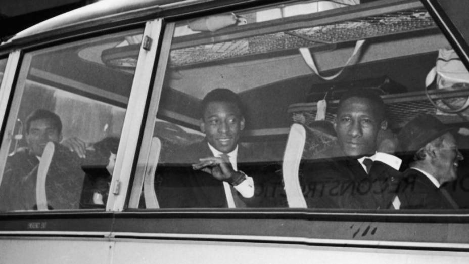Djalma Santos na janela do ônibus, com Pelé, na Copa de 1966