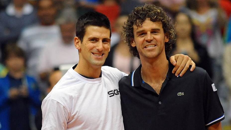 Novak Djokovic e Gustavo Kuerten durante partida de exibição de tênis, no Maracanãzinho