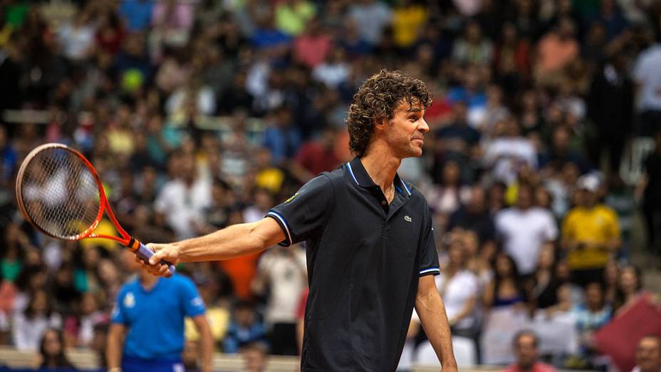 Gustavo Kuerten durante partida de exibição de tênis contra Novak Djokovic