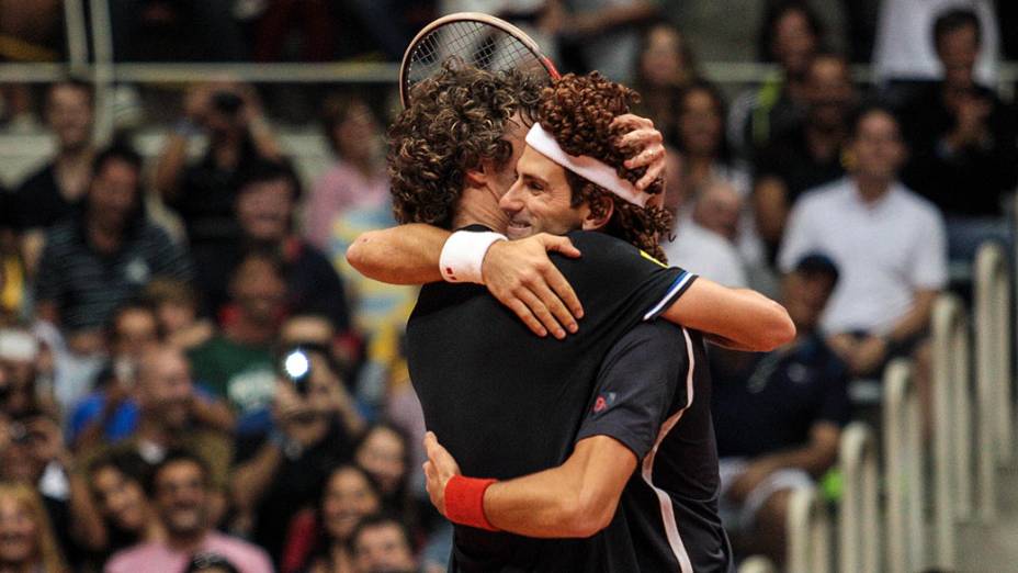 Gustavo Kuerten e Novak Djokovic durante partida de exibição de tênis