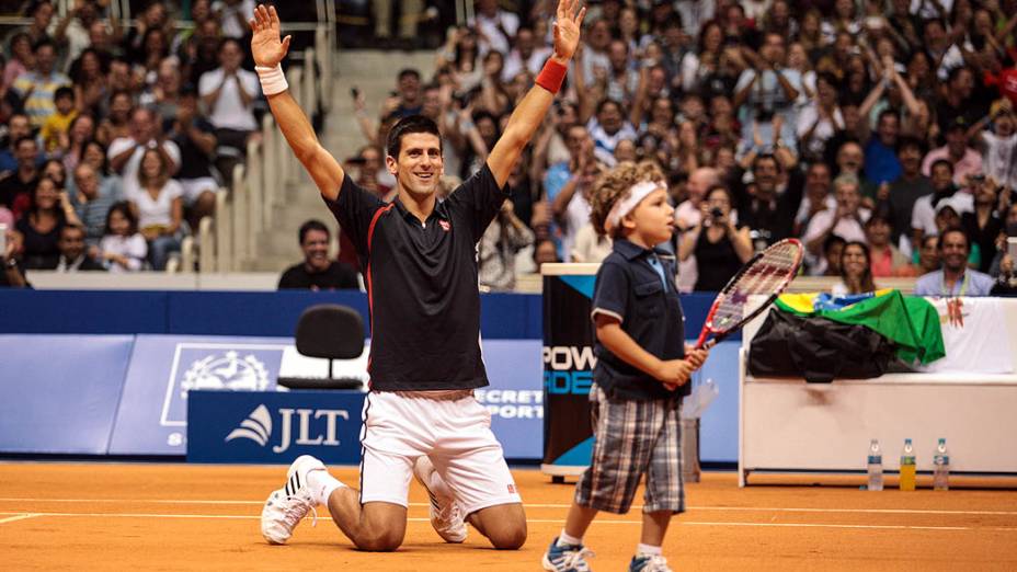 Novak Djokovic durante partida de exibição de tênis contra Gustavo Kuerten