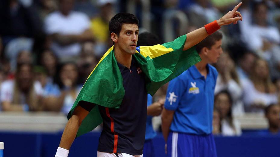 Novak Djokovic durante partida de exibição de tênis contra Gustavo Kuerten