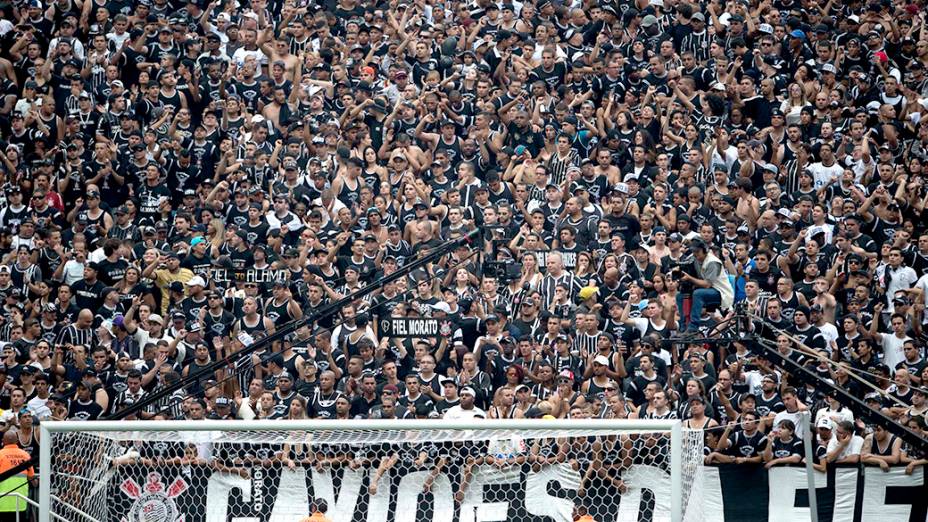 Torcida do Corinthians lota as arquibancadas do Itaquerão no jogo contra o Figueirense