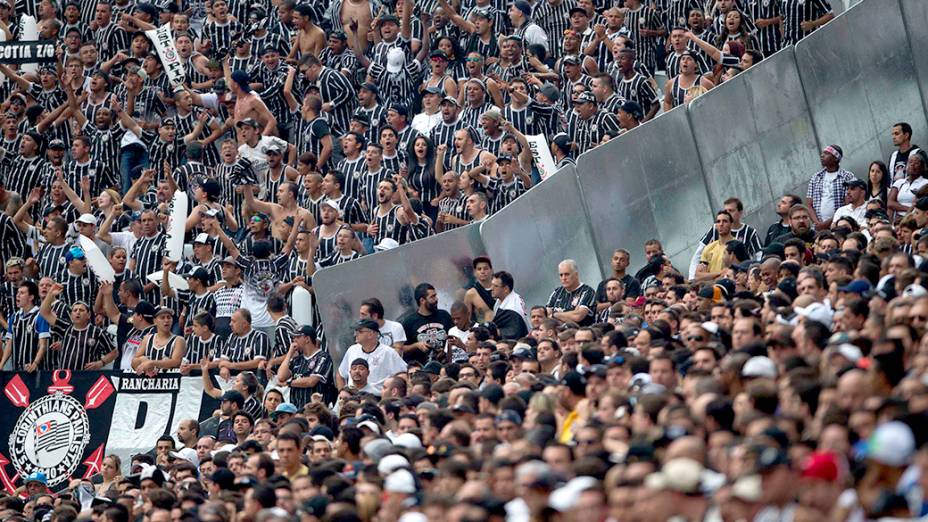 Torcida do Corinthians lota as arquibancadas do Itaquerão no jogo contra o Figueirense