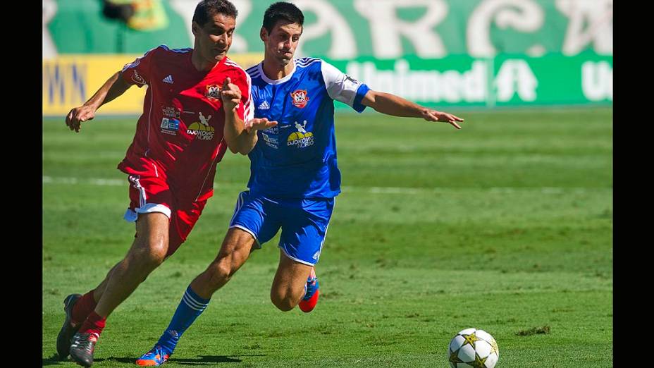 Djokovic durante partida beneficente de futebol no no Rio de Janeiro