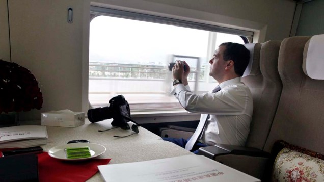 O presidente russo Dmitri Medvedev durante viagem de trem rumo ao Fórum de Boao, na província chinesa de Hainan