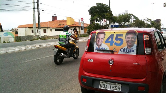 Candidatos do PSDB usam carros adesivados para espalhar "onda amarela" em Campina Grande (PB)