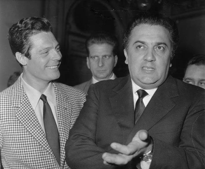 O diretor Federico Fellini com o ator Marcello Mastroianni (à esquerda), durante coletiva de imprensa em Paris na estreia de A Doce Vida, em 1960