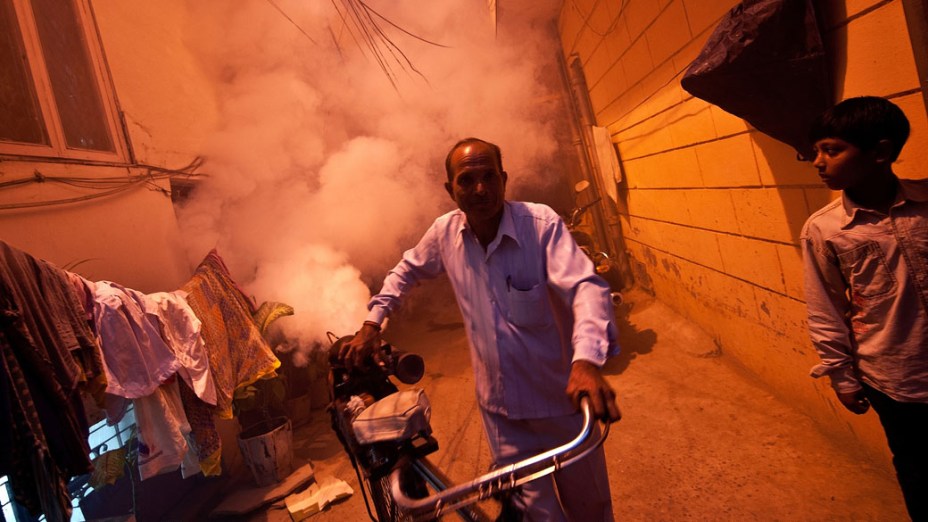 Fumaça para combate do mosquito da dengue é aplicada em Nova Délhi, na Índia