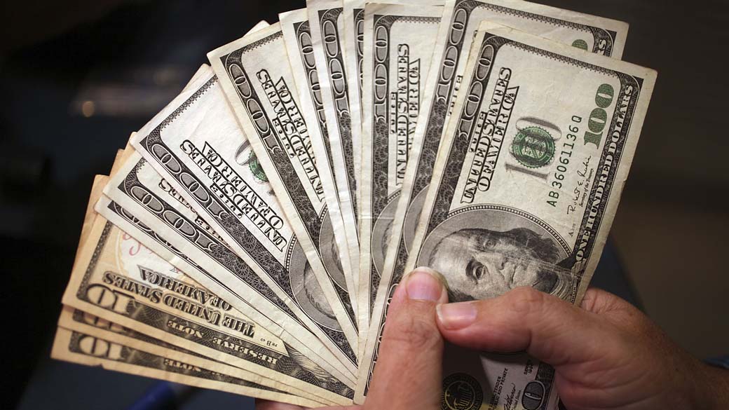 Nesta sexta-feira o dólar à vista fechou a 2,0870 reais no balcão - alta de 0,38%