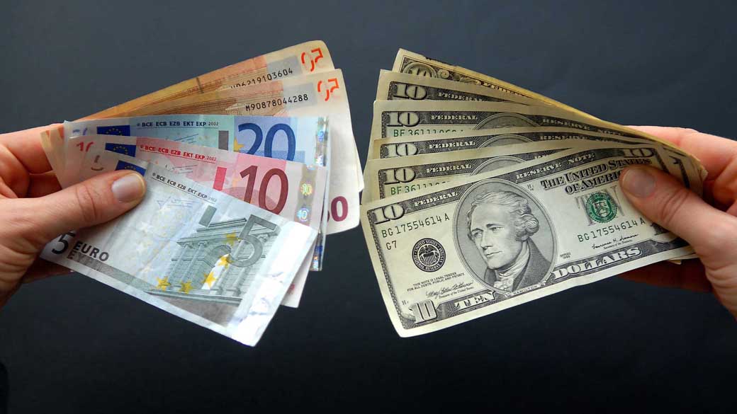 Cédulas de dólar e euro
